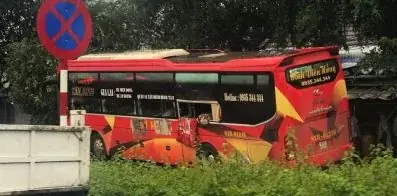 Xe khách gặp nạn, hàng chục người bị mắc kẹt trong ô tô hoảng loạn