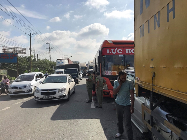 Tai nạn liên hoàn giữa xe khách, xe ô tô 7 chỗ và xe tải