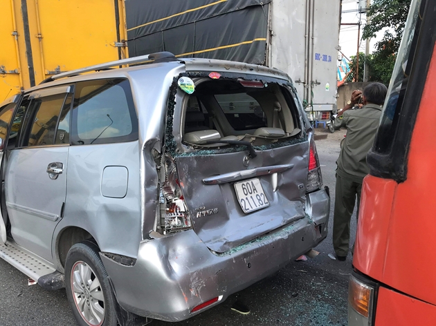 Xe ô tô 7 chỗ bị kẹp ở giữa, hư hỏng nặng