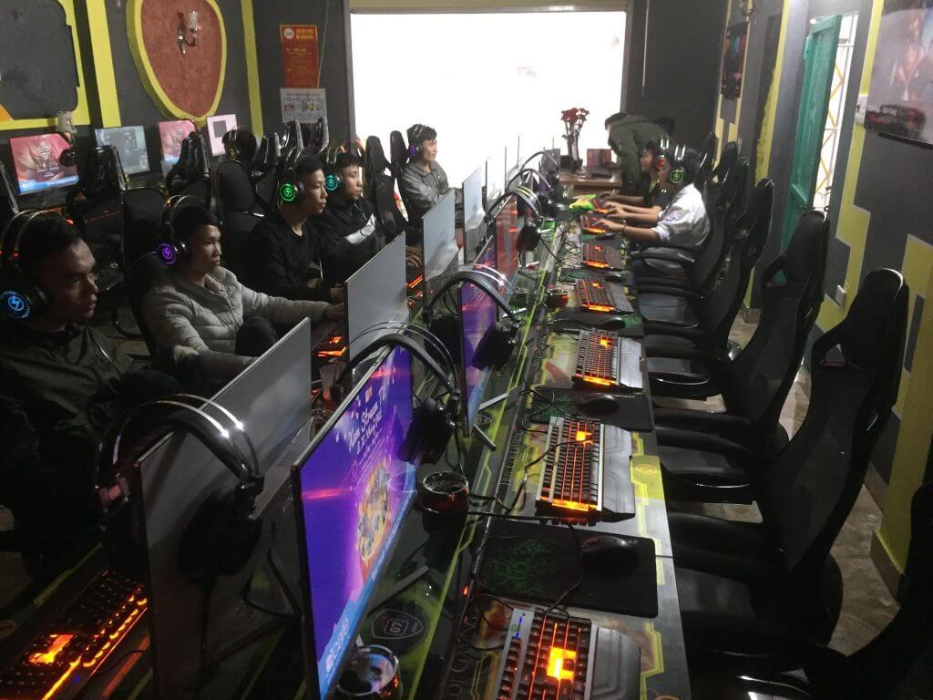 Hai đối tượng bị bắt khi đang chơi internet