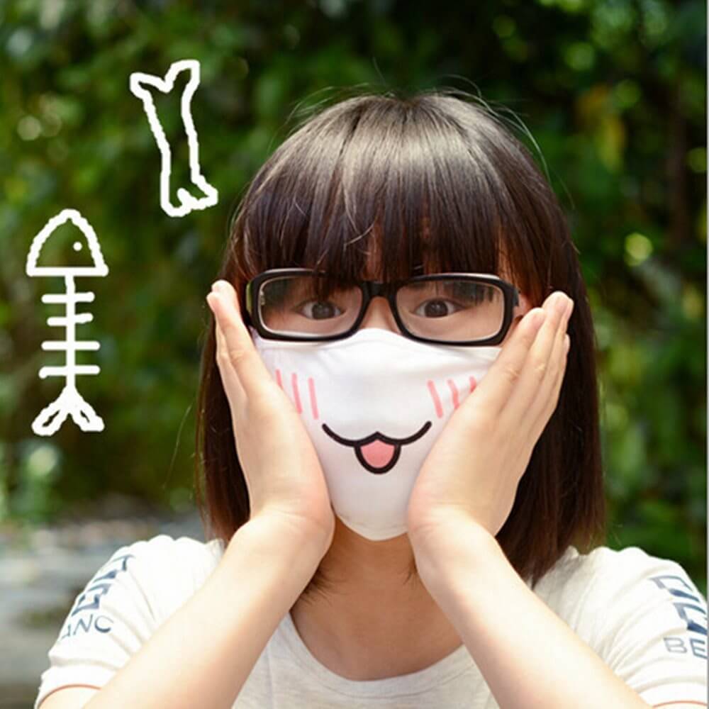 Đeo khẩu trang mỗi khi ra ngoài sau trời mưa