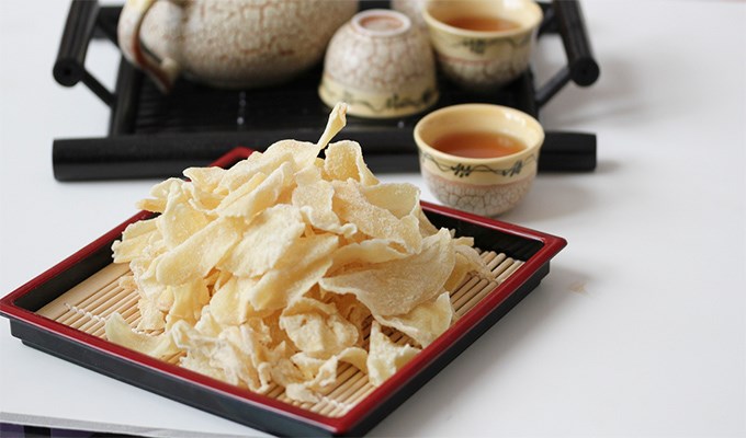 mứt gừng uống cùng trà xanh
