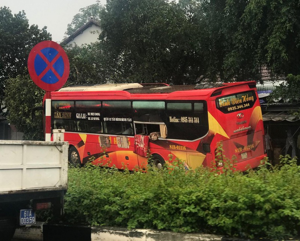 Xe khách gặp nạn, hàng chục người bị mắc kẹt trong ô tô hoảng loạn 1