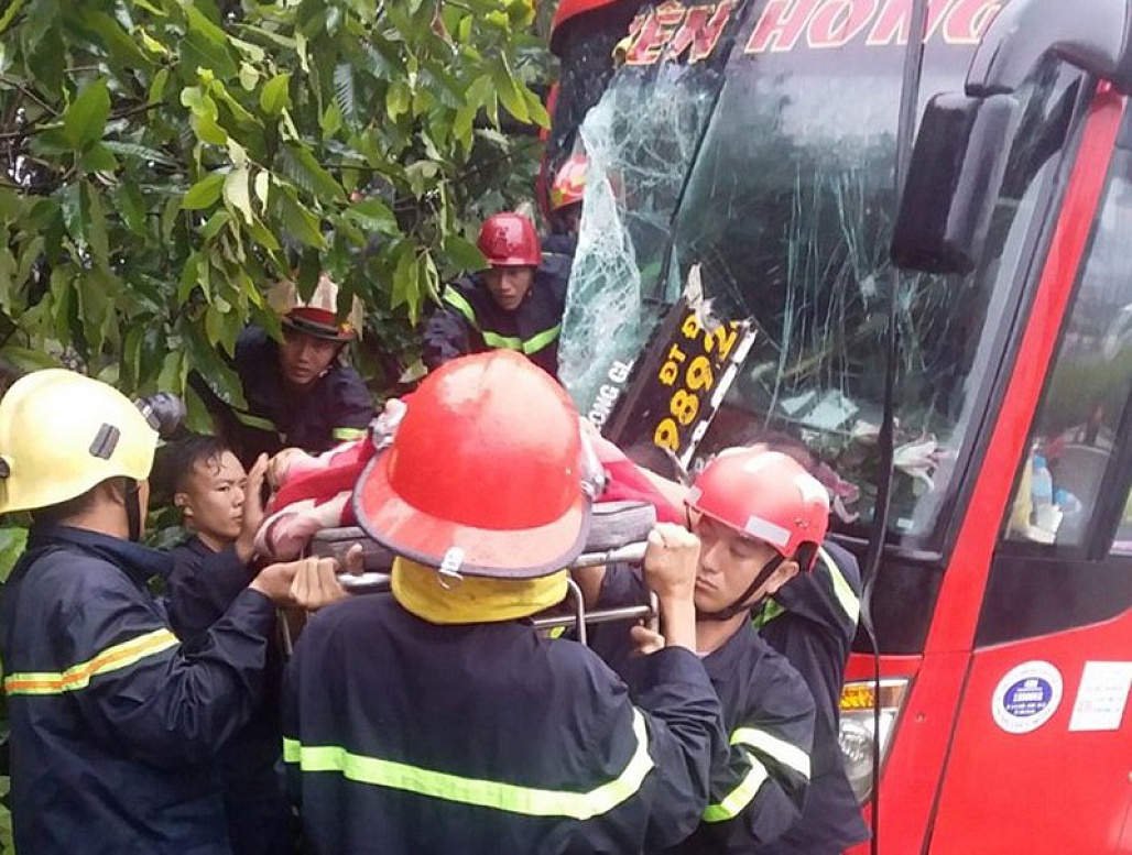 Xe khách gặp nạn, hàng chục người bị mắc kẹt trong ô tô hoảng loạn 2