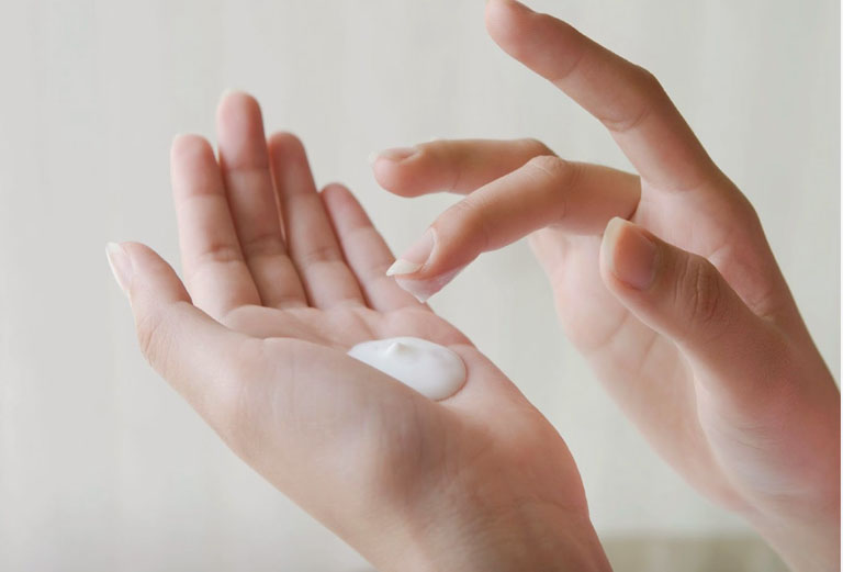 Sử dụng thuốc bôi ngoài da để giảm bong tróc