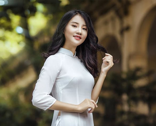 Mặc áo dài trắng không nên chọn áo ngực hoa văn, họa tiết nhiều