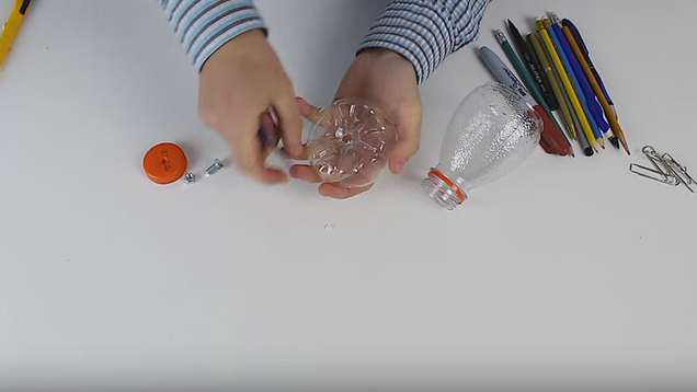 Chuẩn bị chai nhựa và các dụng cụ liên quan