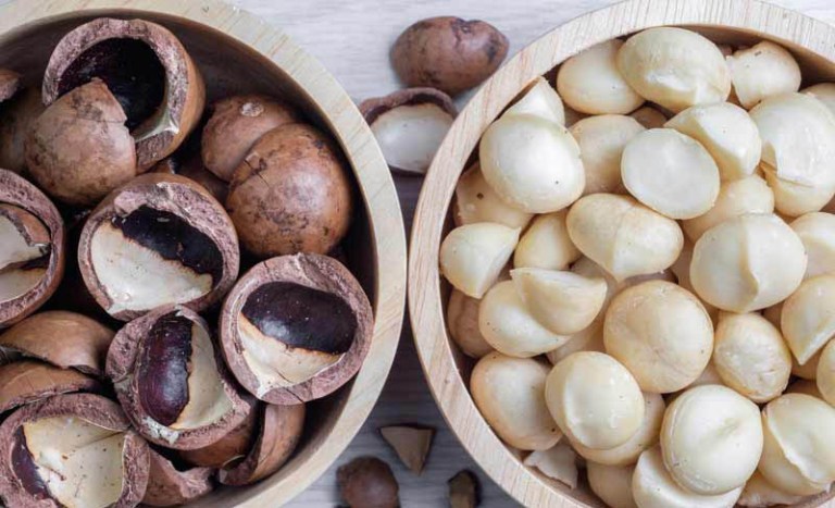 Mắc ca tách vỏ có giá cao hơn loại nguyên vỏ