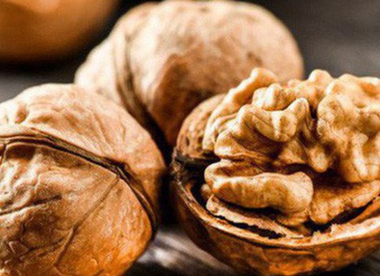 Hạt óc chó có nhiều chất dinh dưỡng cho bà bầu nhưng thường khó ăn 