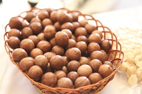 Vỏ hạt mắc ca khi già có màu nâu và rất cứng