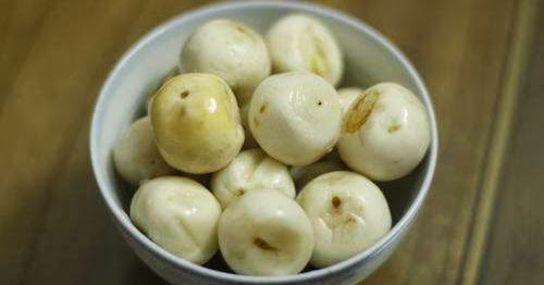 Chuẩn bị cà pháo đã muối để làm món cà pháo dầm tôm chua