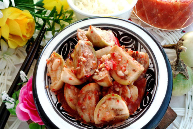 Cà pháo mắm ruốc là món ăn đậm đà và lạ miệng