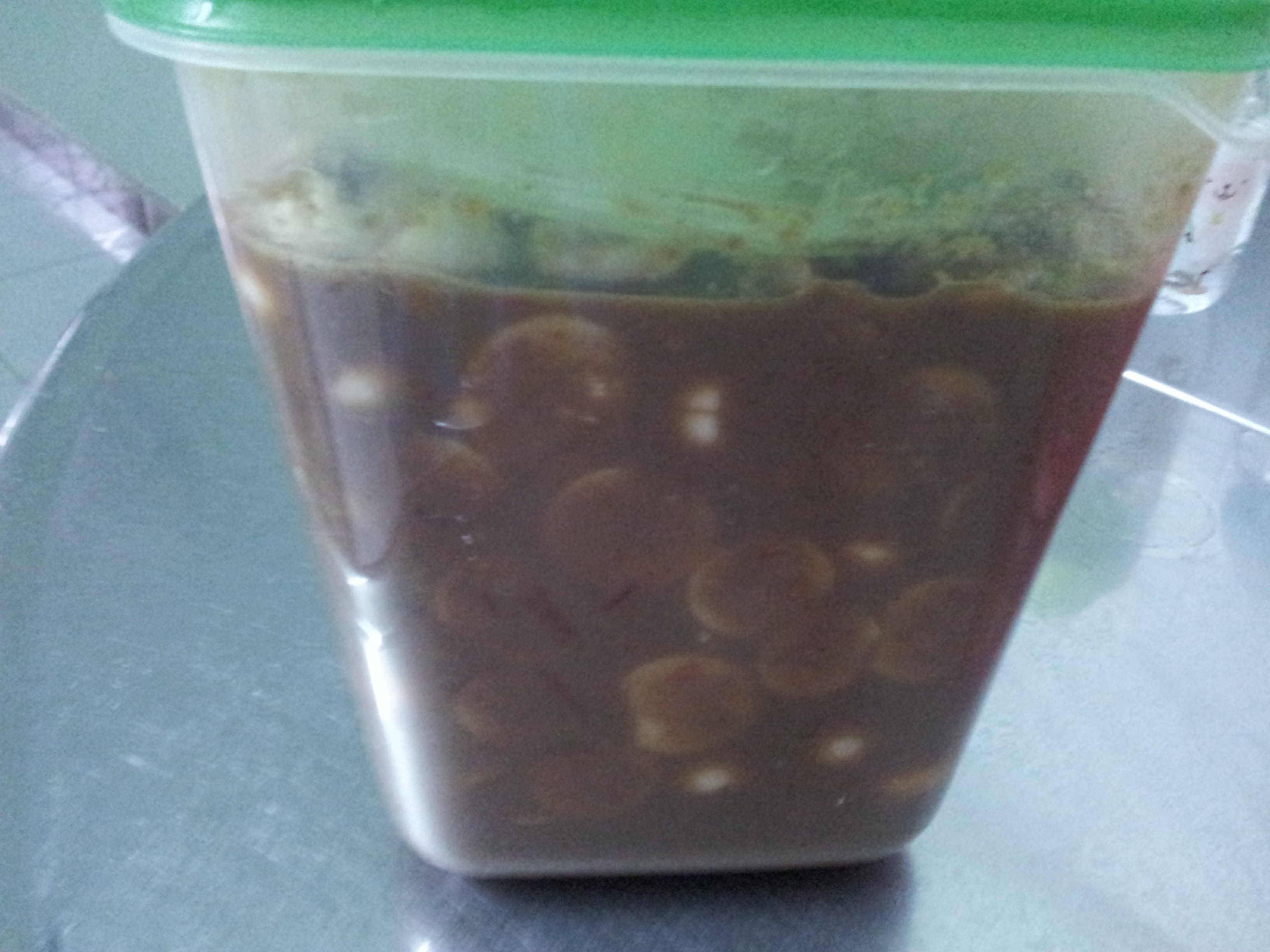 Khi làm cà ngâm mắm ruốc phải đậy kín bình để giữ cho cà được lâu