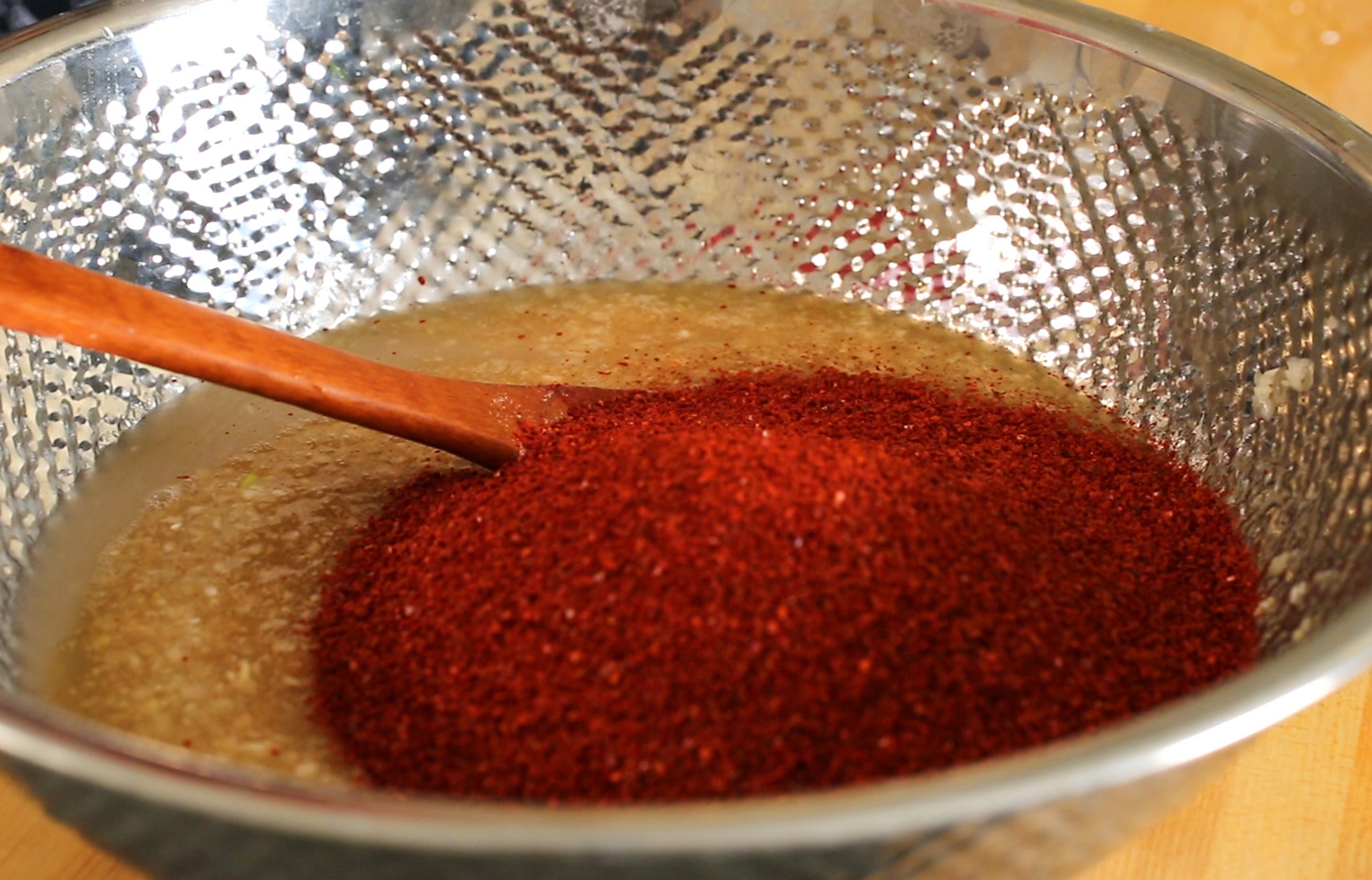 Có thể thay ớt tươi bằng ớt bột Hàn Quốc để giúp món ăn trông đẹp mắt hơn