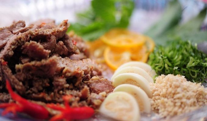 Chuẩn bị cà pháo muối chua cùng thịt bò để làm món cà pháo trộn