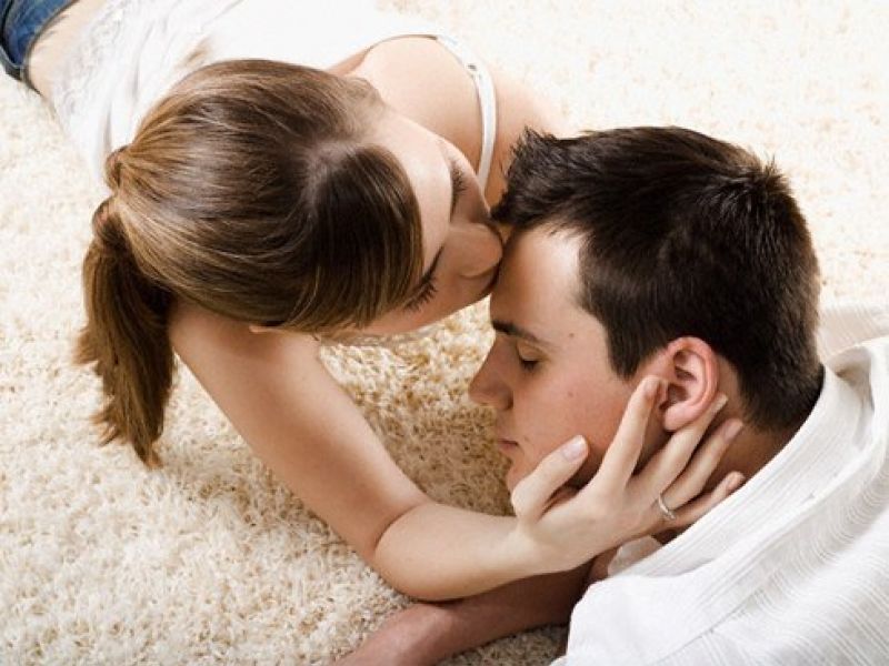 Một nụ hôn ngọt ngào lên trán sẽ khơi gợi lên cho chàng những khát khao cháy bỏng