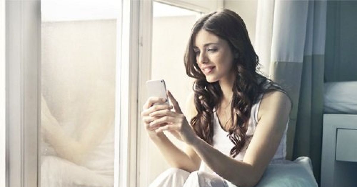 Các chàng thích được con gái chủ động nhắn tin cho mình hơn đấy!