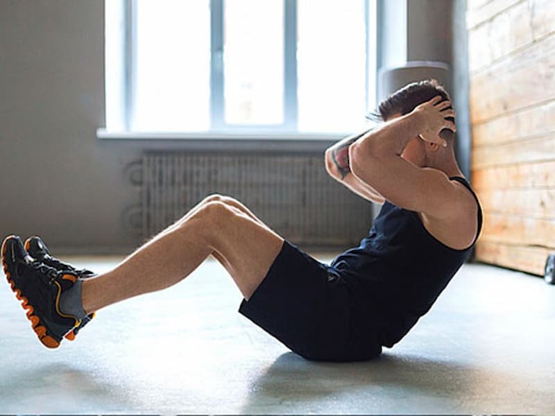 Tập gập bụng kết hợp co gối