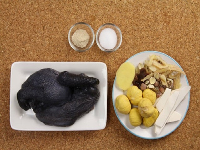 Chuẩn bị nguyên liệu làm gà tiềm thuốc bắc