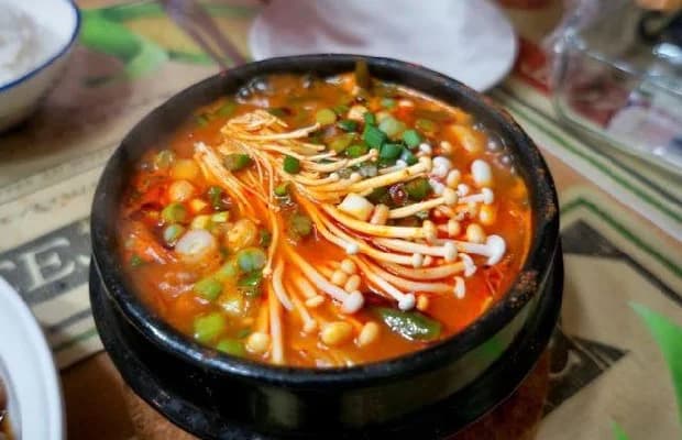 Món canh kim chi với nấm kim châm khi thành phẩm