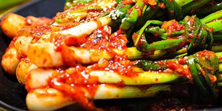 Bật mí cách làm kim chi hành đơn giản, chuẩn vị Hàn Quốc