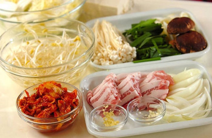 Chuẩn bị nguyên liệu nấu lẩu kim chi thịt bò Hàn Quốc chuẩn ngon