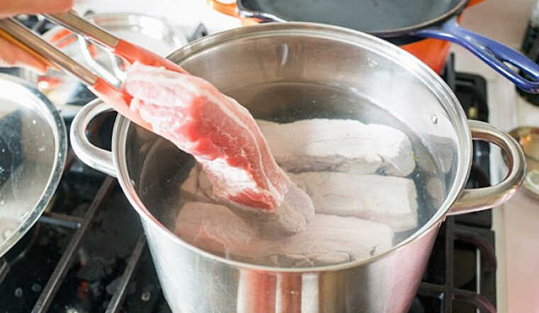 Cách sơ chế thịt lợn không bị hôi là chần qua với nước sôi
