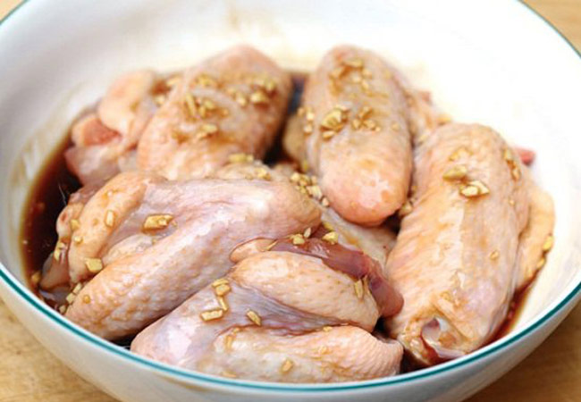 Ướp gà trước khi chiên để miếng gà được ngấm đều gia vị