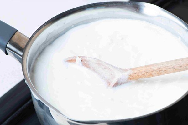 Nấu nước cốt dừa để làm kem chuối