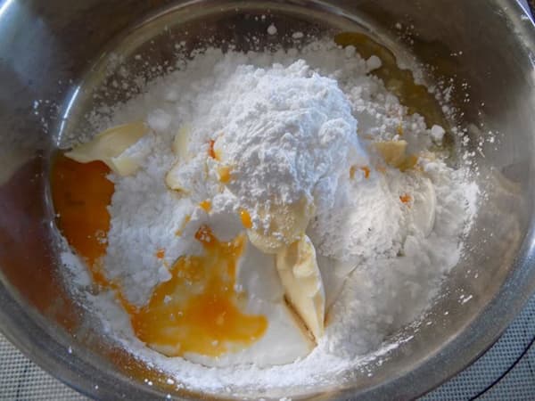 Trộn hỗn hợp bột