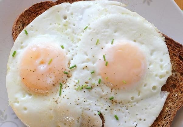 Cách chiên trứng ốp la hai mặt