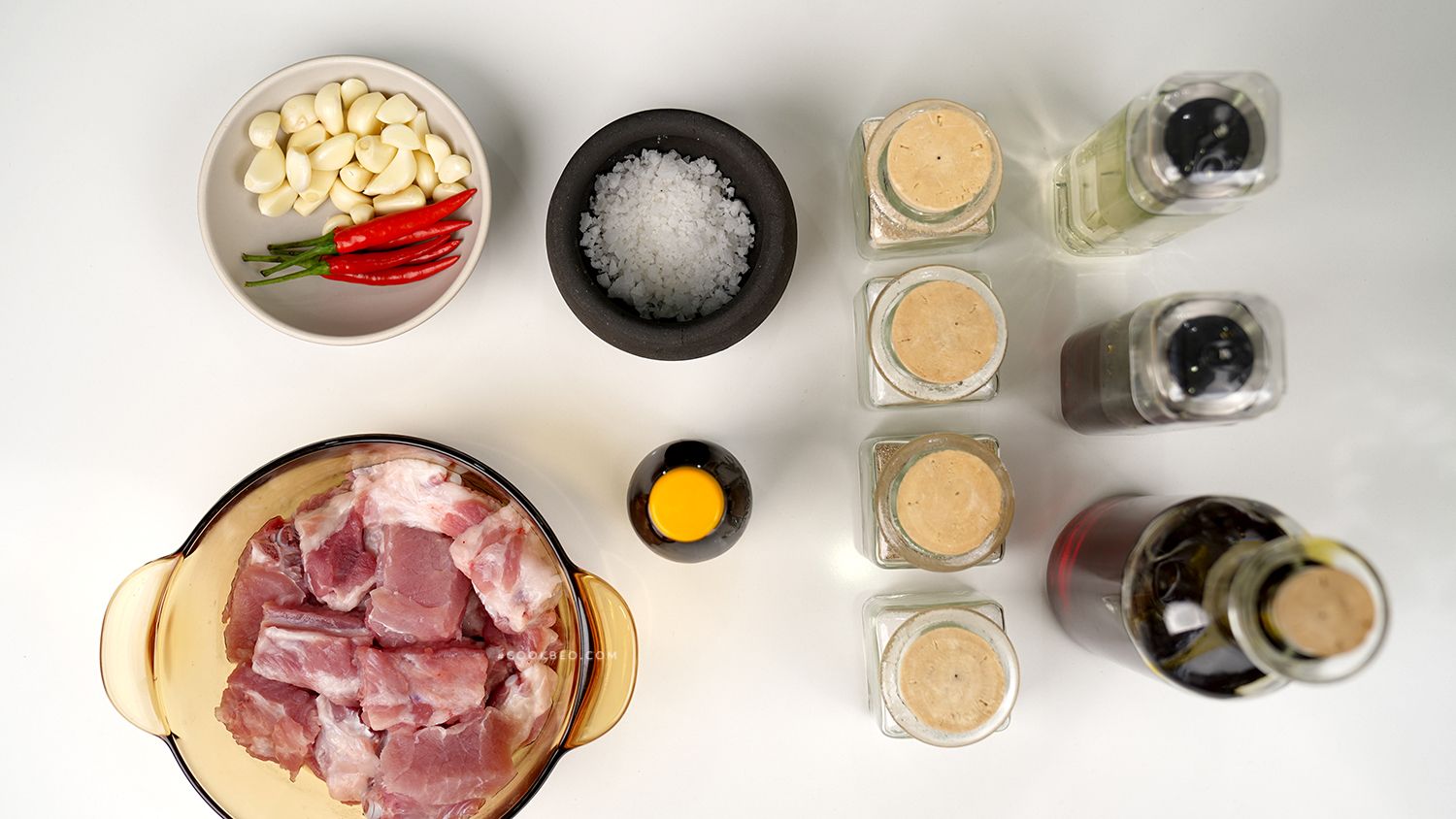 Nguyên liệu đầy đủ để làm món sườn xào chua ngọt