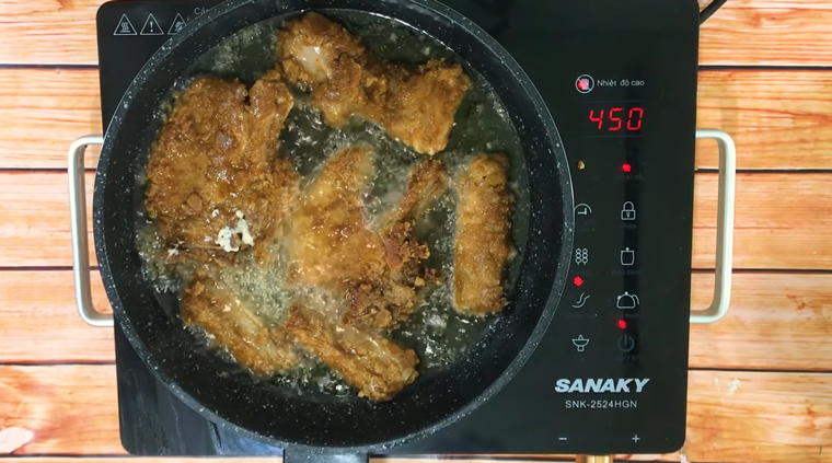 Chiên sườn heo cho vàng