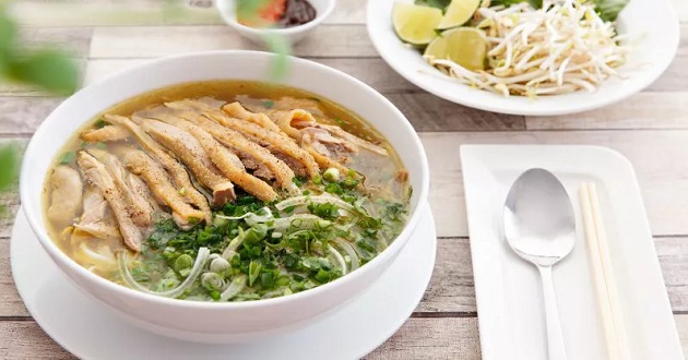 Tô phở gà thơm ngon, nóng hổi, màu sắc bắt mắt
