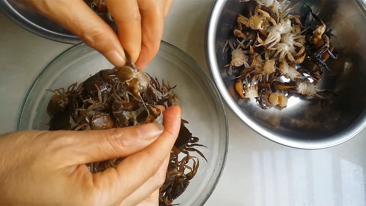 Sơ chế thịt cua