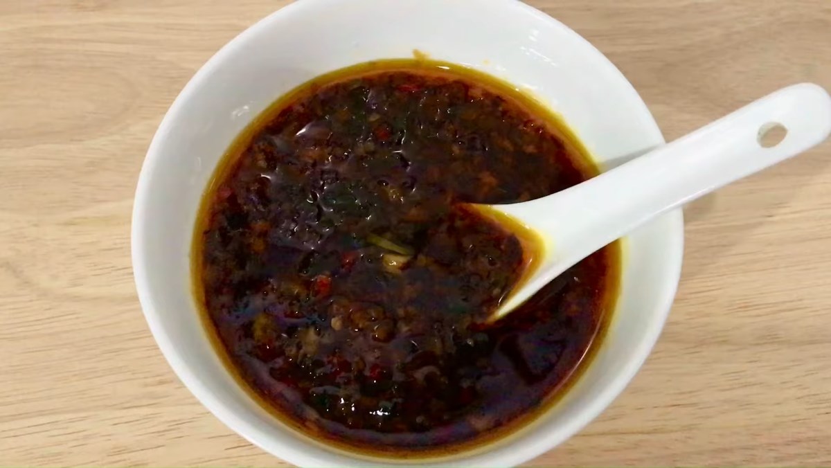 Pha chế gia vị làm bánh tráng trộn