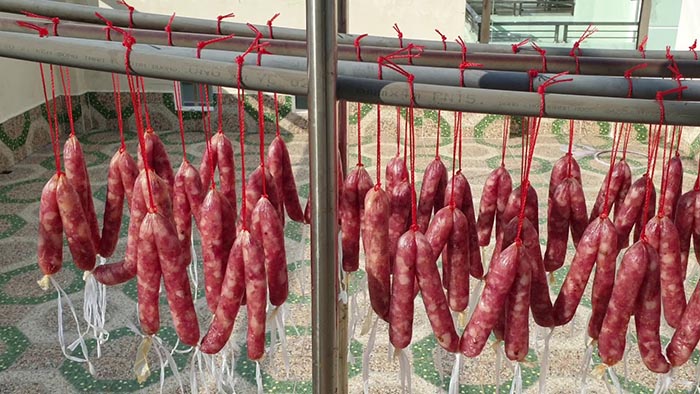 Phơi lạp xưởng dưới nắng gắt