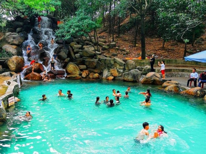 Vui chơi ở thác nước nhân tạo